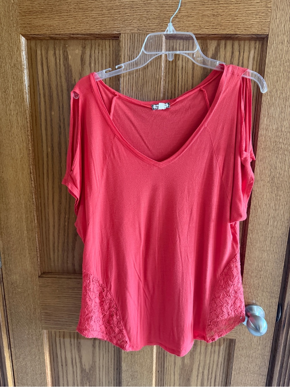 Women’s Xl Coral V-Neck Cold-Shoulder Top with Lace Trim